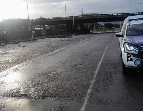 Volunteers and municipal workers cleaning up Che Guevara Road