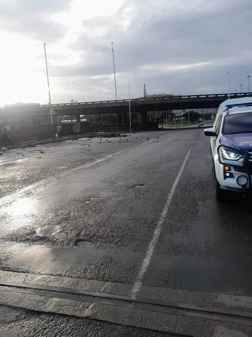 Volunteers and municipal workers cleaning up Che Guevara Road