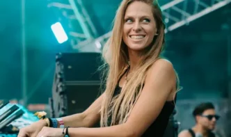Nora En Pure performing live