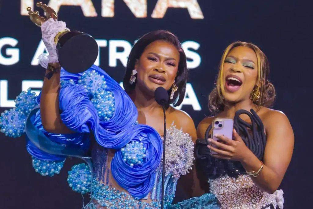 Zenande Mfenyana holding her Safta Award