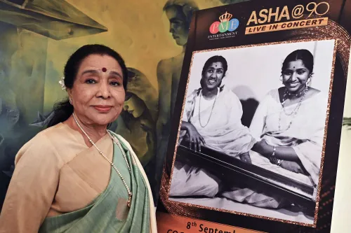 Asha Bhosle singing
