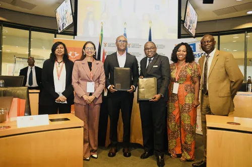 UJ Vice-Chancellor and Principal Professor Letlhokwa Mpedi and Minister of Communications and Digital Technologies Solly Malatsi signing MoU