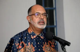 Edward Kieswetter receiving honorary doctorate