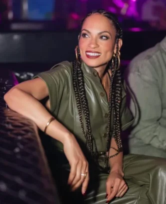Goapele performing on stage