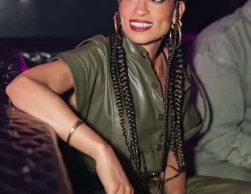 Goapele performing on stage