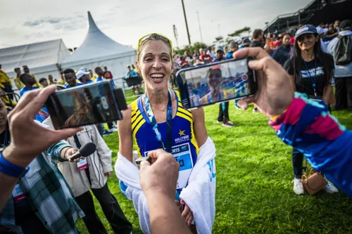 Gerda Steyn crossing the finish line
